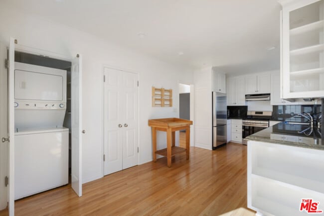 Building Photo - 8664 W Olympic Blvd