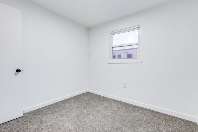 Building Photo - AVAILABLE JUNE 2026! - 2 Bedroom Suburban Vibes in the HEART of the City!!