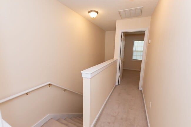 Building Photo - MOVE IN READY!!