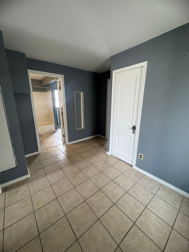 Building Photo - Remodeled 2 bedroom 1 bath