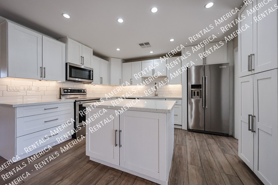 Building Photo - 105 E Hermosa Dr