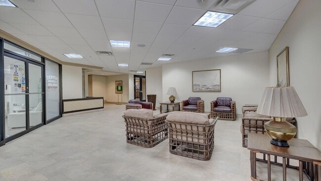 Building Photo - 2555 Collins Ave