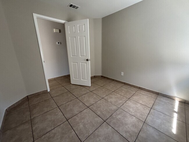 Building Photo - 4156 Abrams Ave