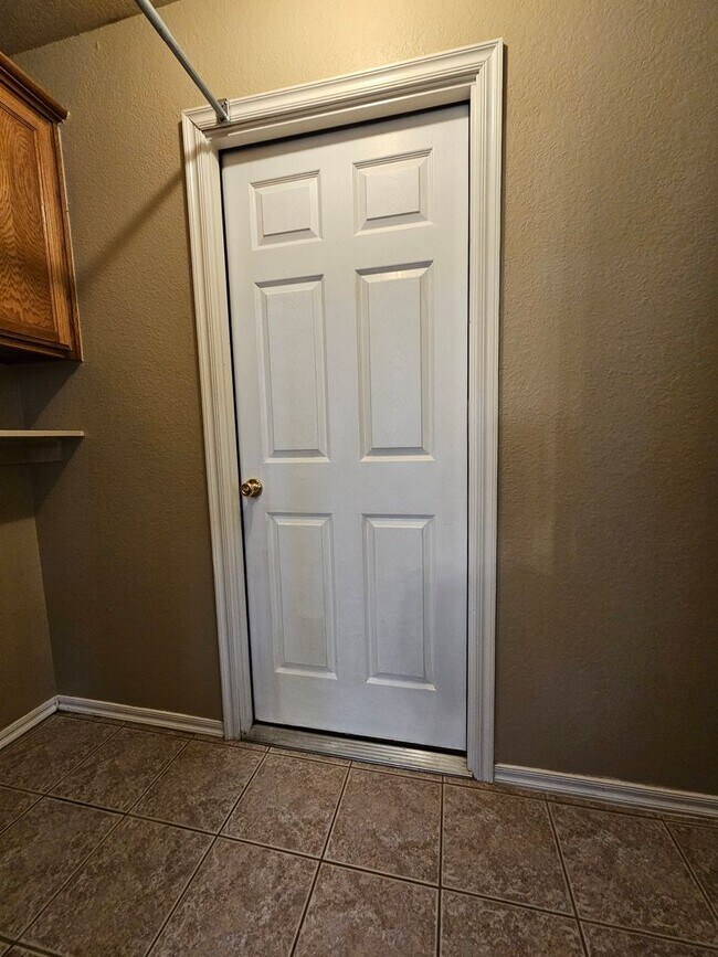 Building Photo - (3) Bed/(2) Bath in S Moore Avail NOW! Pet...