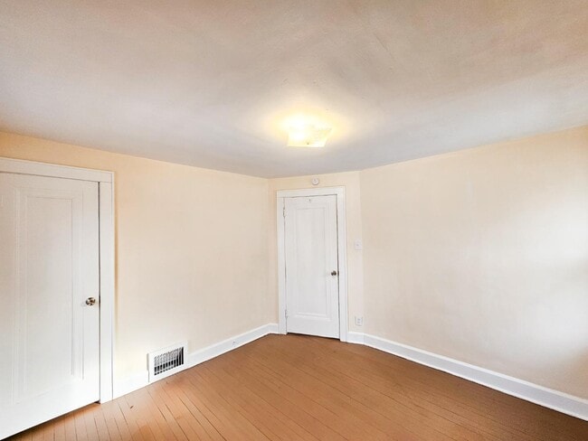 Building Photo - 17 W Woodsdale Ave