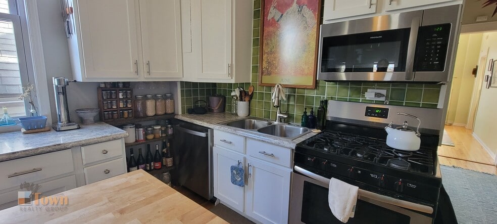 Building Photo - 3430 W Cortland St