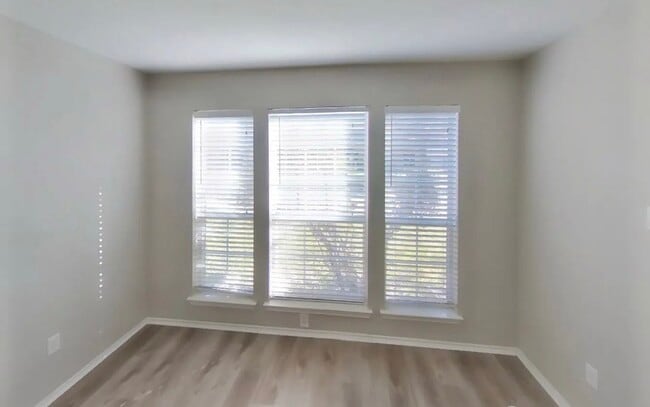 Building Photo - Move-In Ready 4-Bedroom Home with Timeless Appeal