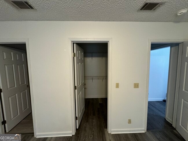 Building Photo - 205 Silver Fox Dr