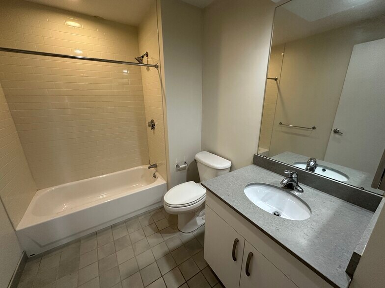 Building Photo - 591 Albany St