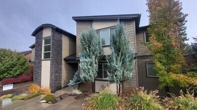 Building Photo - 3 Bed 2.5 bath plus bonus-Fenced-corner lo...