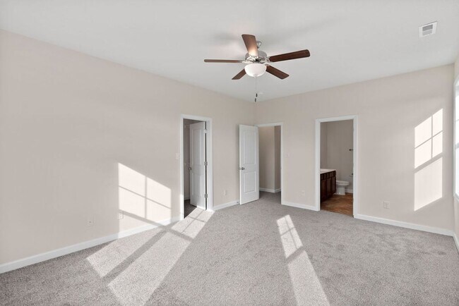 Building Photo - Stunning Townhome!