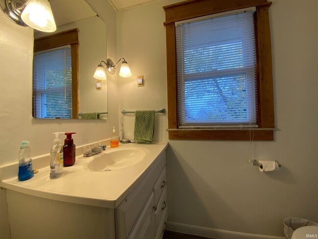 Building Photo - 315 E University St