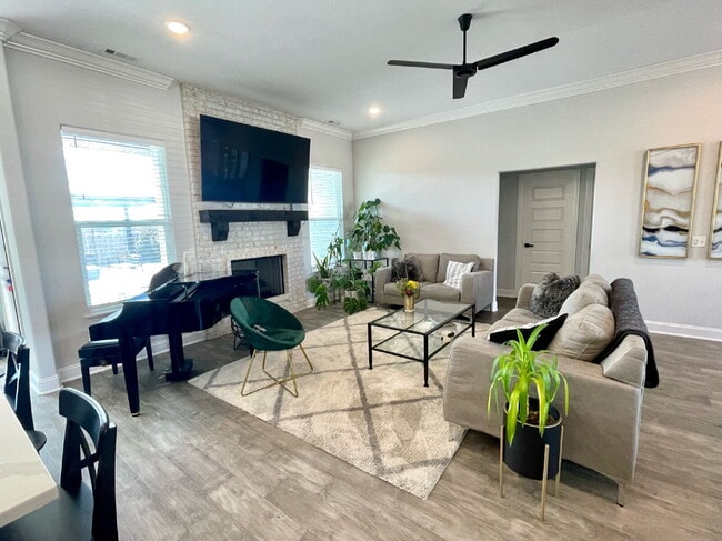 Building Photo - 2014 W Chandler Ave