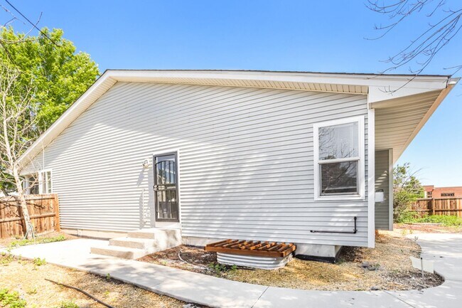 Building Photo - 2 WEEKS FREE RENT PLUS  FREE iPad or 55” TV IF MOVED IN BY 5/31 OR DOGGIE DOOR INSTALLED IN THE H...