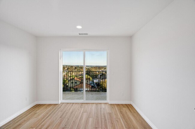 Building Photo - 5 Bedroom house with view