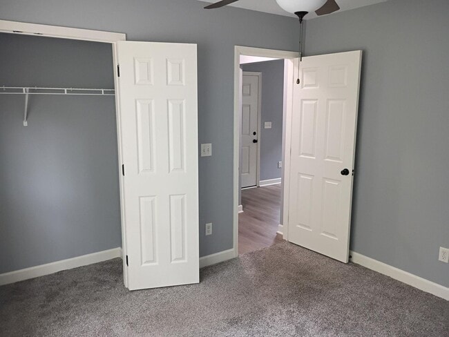 Building Photo - Beautiful Three Bedroom, Two Bathroom Sing...