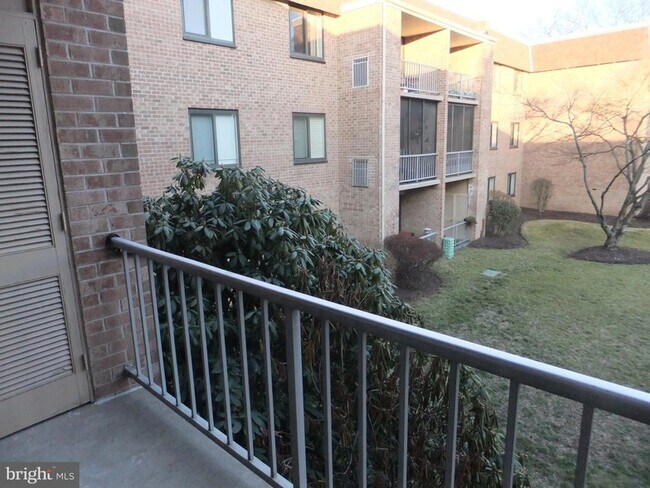Building Photo - 1640 Oakwood Dr