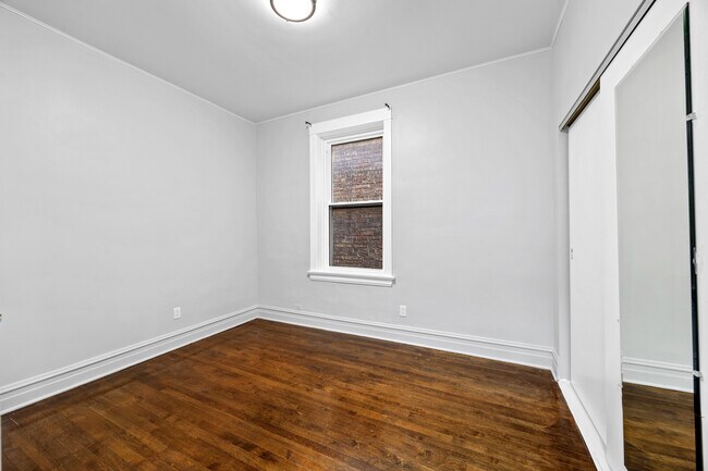 Building Photo - 915 W Newport Ave