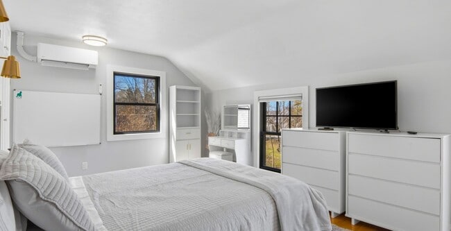 Building Photo - Furnished Executive Extended Stay Rental on Old Mission Peninsula