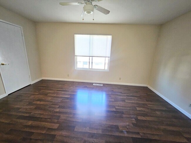 Building Photo - Lovely updated 3 bedroom, 2 bath condo