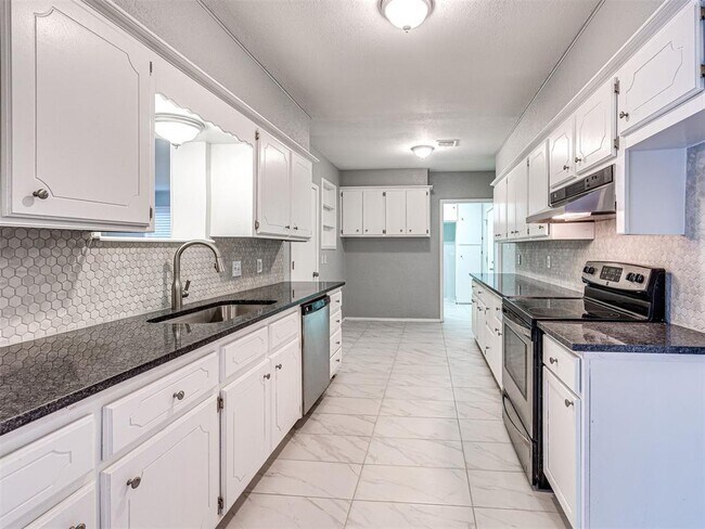 Building Photo - 305 Woodside Dr