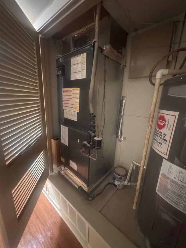 Building Photo - 6633 Poplar Woods Cir E