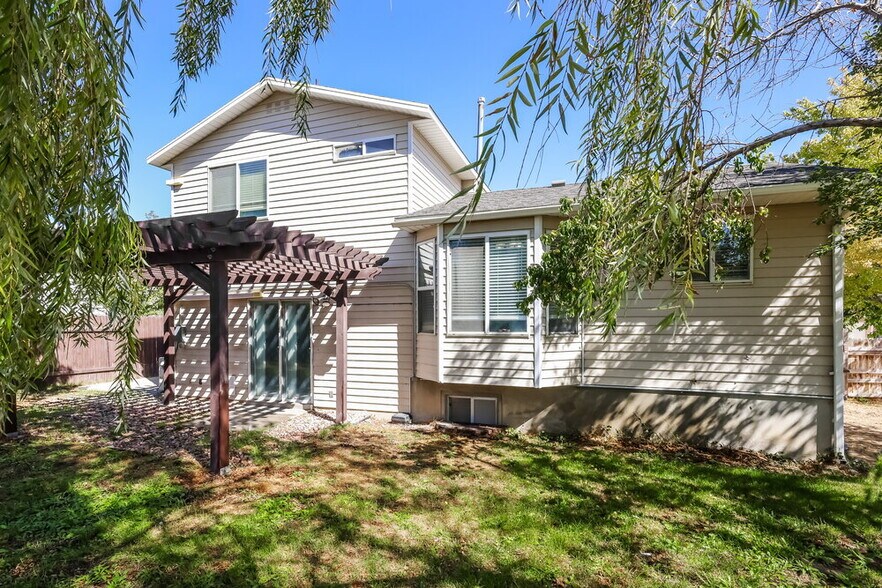 Building Photo - 5902 Woodview Dr