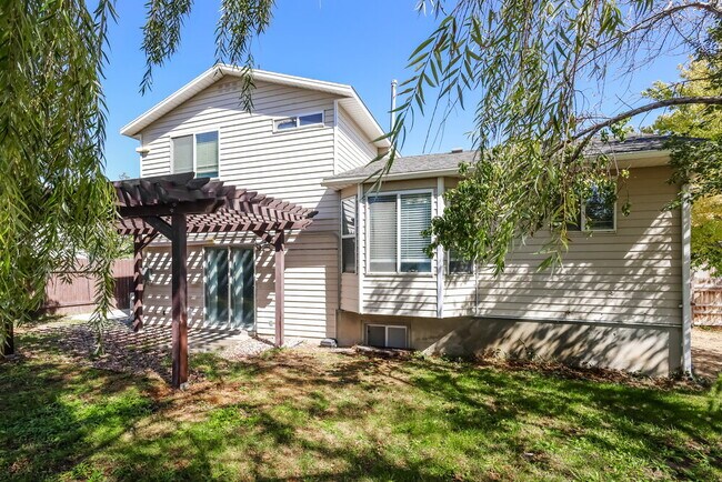 Building Photo - 5902 Woodview Dr