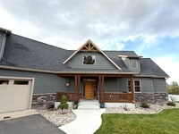 Building Photo - Absolutely Stunning, 6-Bed 3.5 Bath Execut...