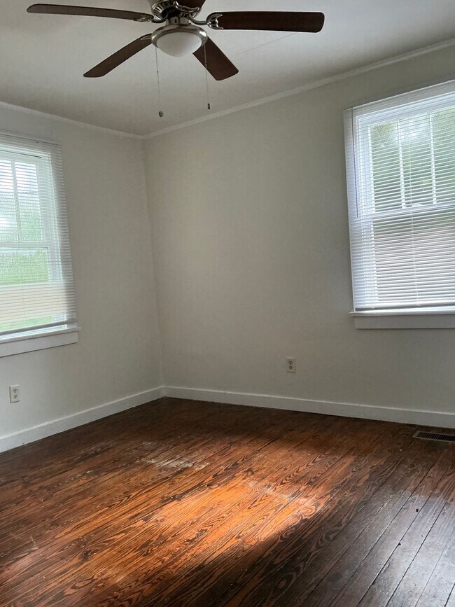 Building Photo - 3 bedroom / 1 bathroom house near St. Mary's/Beechwood/Alps Rd.