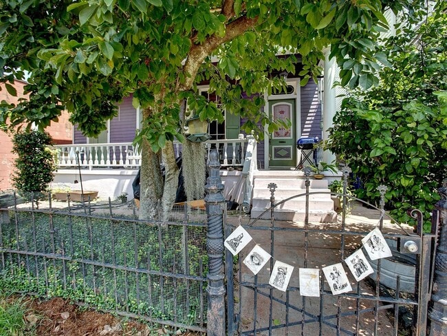 Building Photo - 617 Lyons St