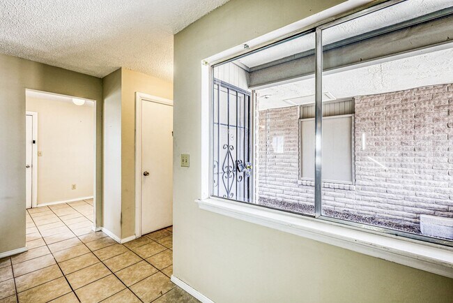 Building Photo - Beautiful 2 bed - 1 baths apartment  part of a TRIPLEX