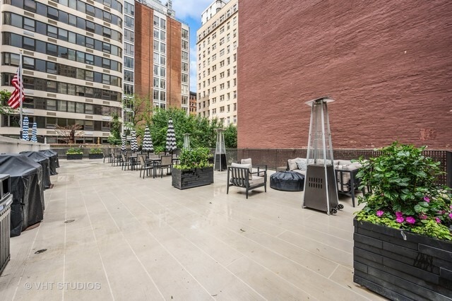 Building Photo - 200 E Delaware Pl