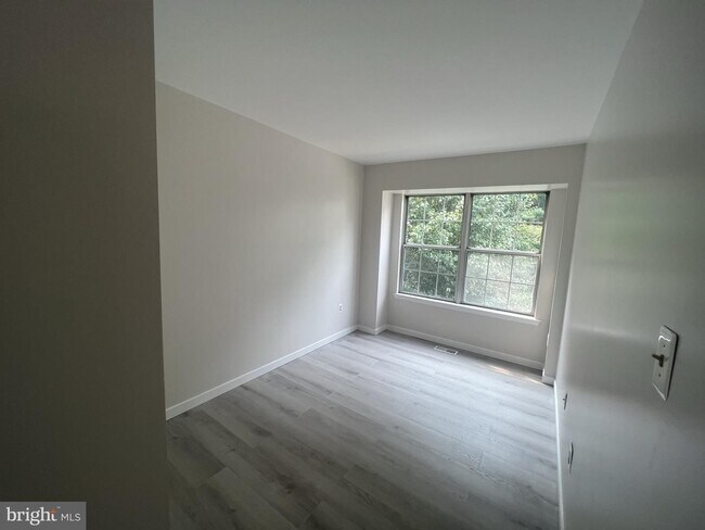 Building Photo - 4200 Gerry Ln