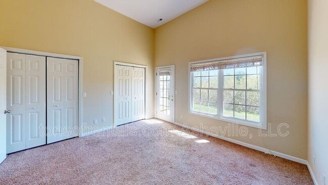 Building Photo - 19 Rotunda Cir