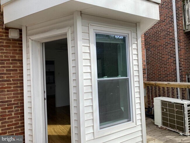 Building Photo - 2904 Poplar St