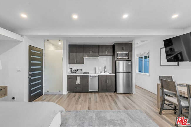 Building Photo - 3937 Kentucky Dr