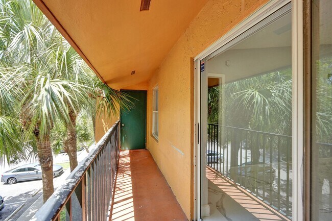 Building Photo - Renovated and Updated 2 Bed, 2 Bath Condo ...