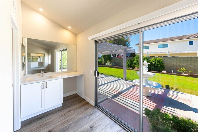Building Photo - Upgraded 4 bedroom Fountain Valley Home