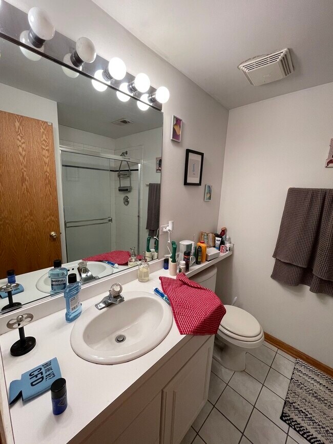 Building Photo - 4233 N Kenmore Ave