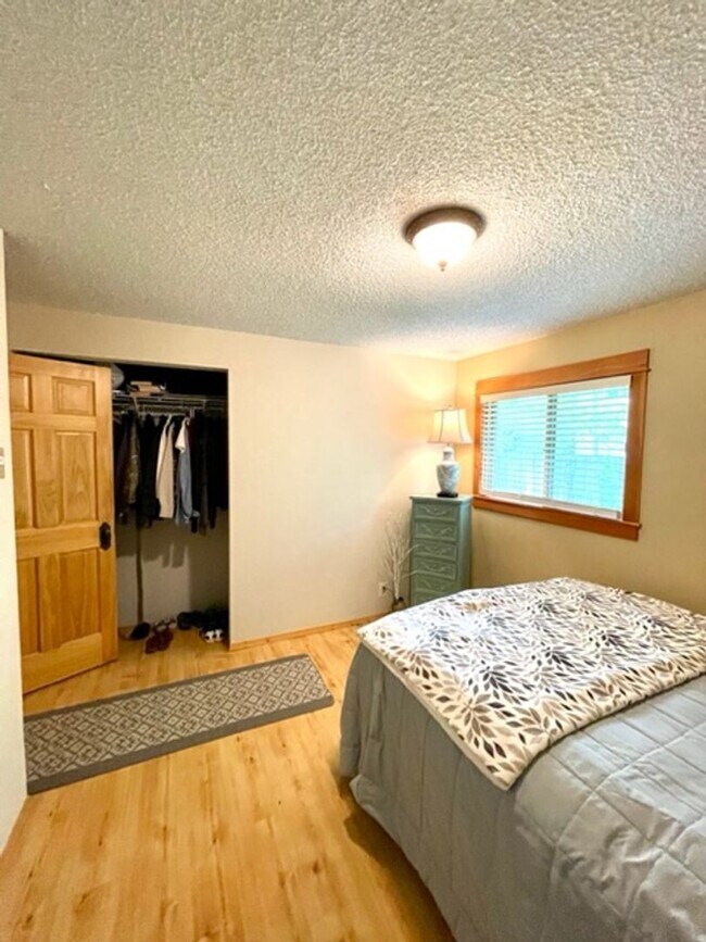 Building Photo - Single Level Westside Home with fabulous b...