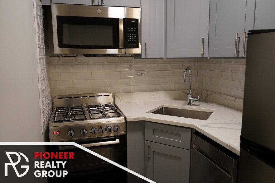 Building Photo - 515 W Belmont Ave