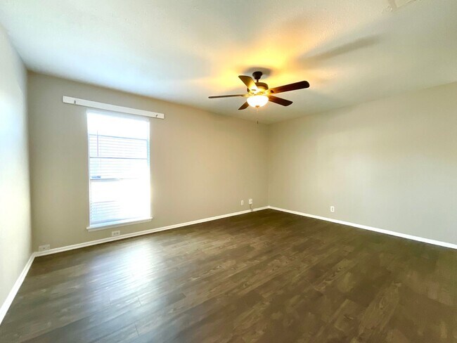 Building Photo - MUST SEE! 2 Bedroom / 1.5 Bath Duplex w/ Garage!