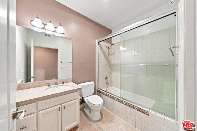 Building Photo - 956 S Wilton Pl