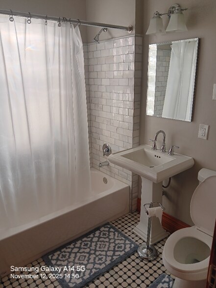 Building Photo - 552 N Lawler Ave