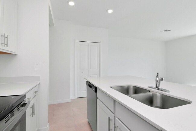 Building Photo - Brand-New 3BR/2.5BA Townhome in Lakewood Ranch — Internet, Trash & Lawn Care Included
