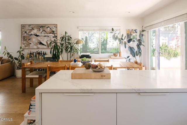 Building Photo - 906 Adelante Ave