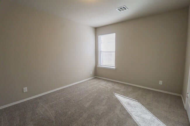 Building Photo - 3 Bed | 2 Bath in Broken Arrow!