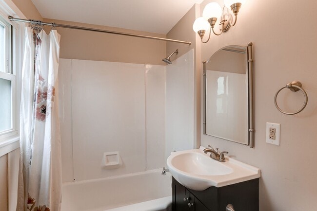 Building Photo - Four bedroom, two bathroom home