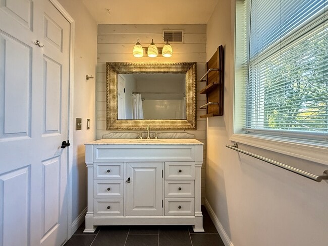 Building Photo - 718 Indianola Ave